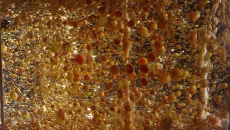 fondo de textura líquida abstractamente burbujeante y suavizante de color naranja y marrón