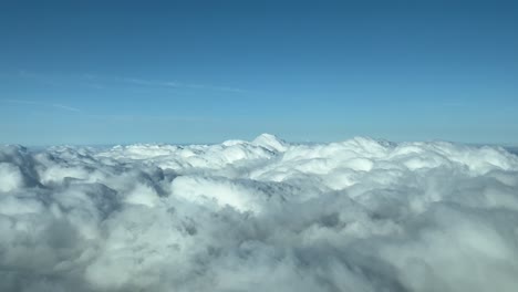 pov volando sobre un cielo tormentoso lleno de nubes