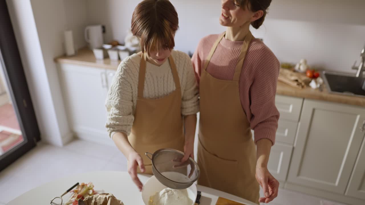 мать и дочь пекут на кухне