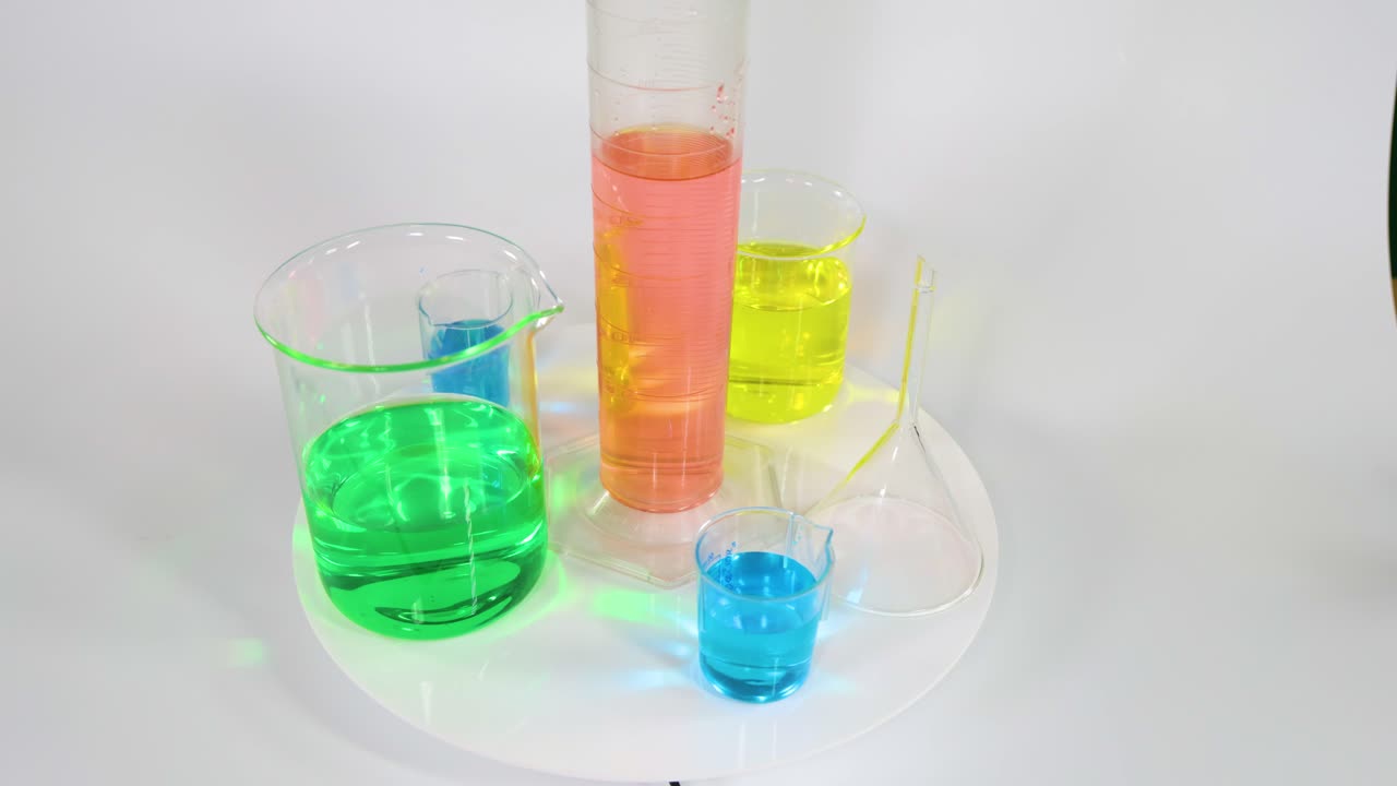 varios líquidos de colores en vasos y cilindros