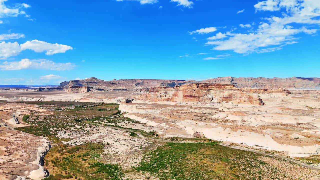 Panorama av et vakkert, øde landskap med finurlige steiner. Nærmer seg Powell Lakes vannlandskap ved Lone Rock i Glen Canyon Recreation Area, Utah, USA
