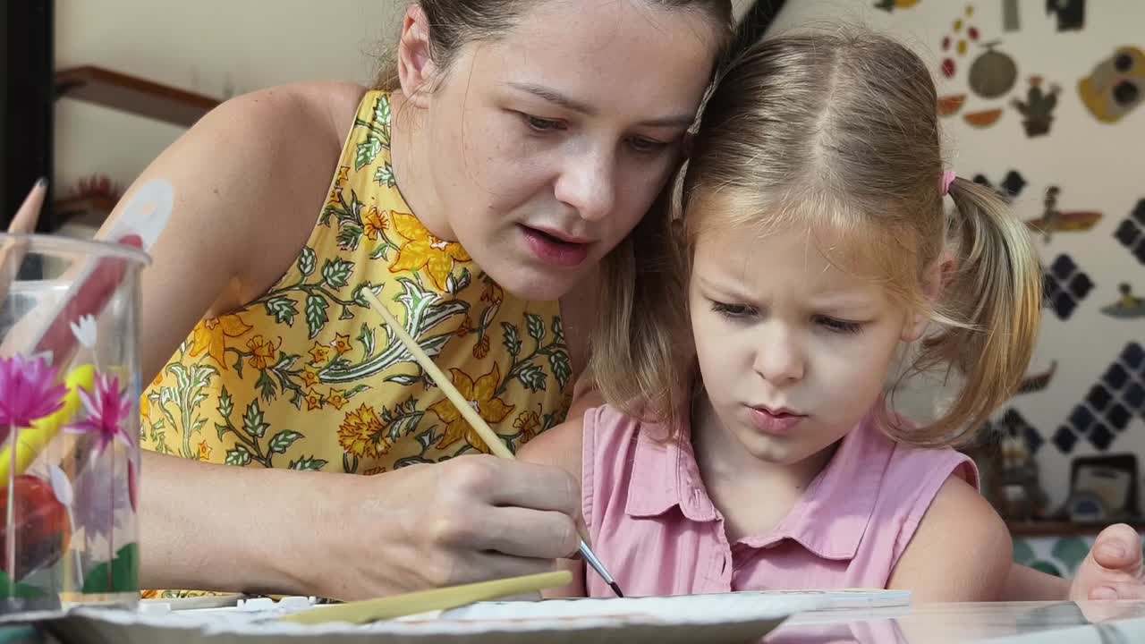 madre e hija pintando juntas
