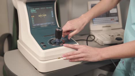procedimiento de examen ocular con queratoscopio