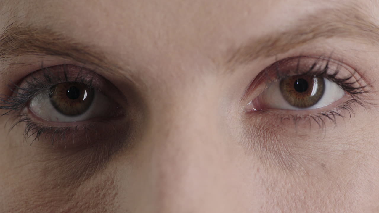cerca los ojos de la mujer se abren usando maquillaje cosméticos belleza óptica humana
