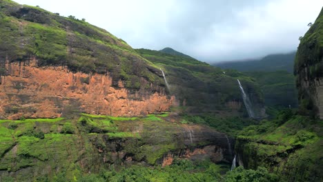 sahyadri, cascada de agua de los ghats occidentales, vista desde el ojo de un pájaro.