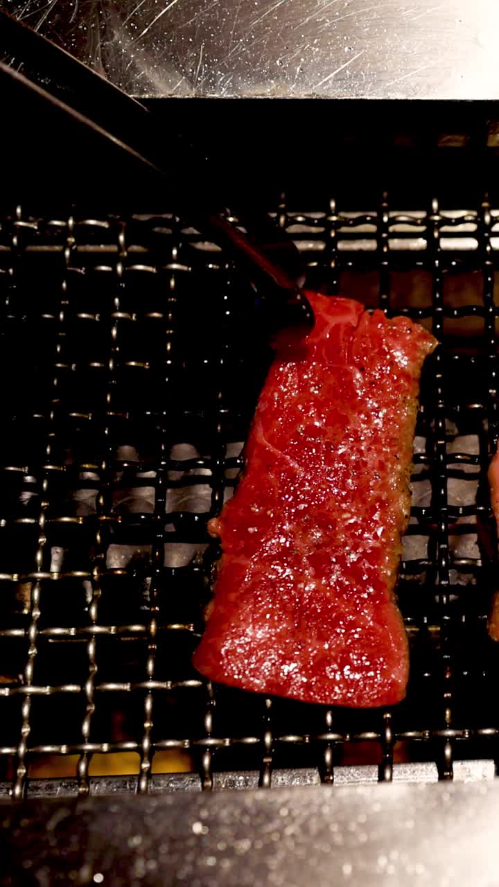 스테이크는 바베큐에서 시간이 지남에 따라 그릴