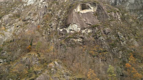 Un-Pedazo-Poderoso-De-La-Montaña-Brilla-En-Los-Rayos-De-Luz