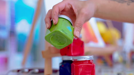 pintura, artista y manos de la persona con el recipiente