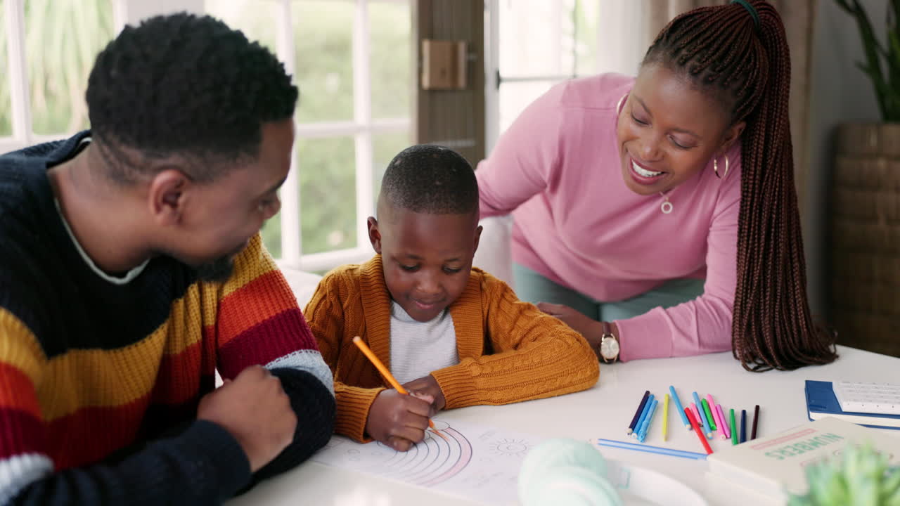 Famiglia afroamericana, disegno e genitori con figlio
