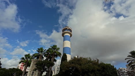en la ciudad de málaga, en españa, una vista encantadora muestra una impresionante torre de pie elegantemente en medio de una vibrante mezcla de árboles