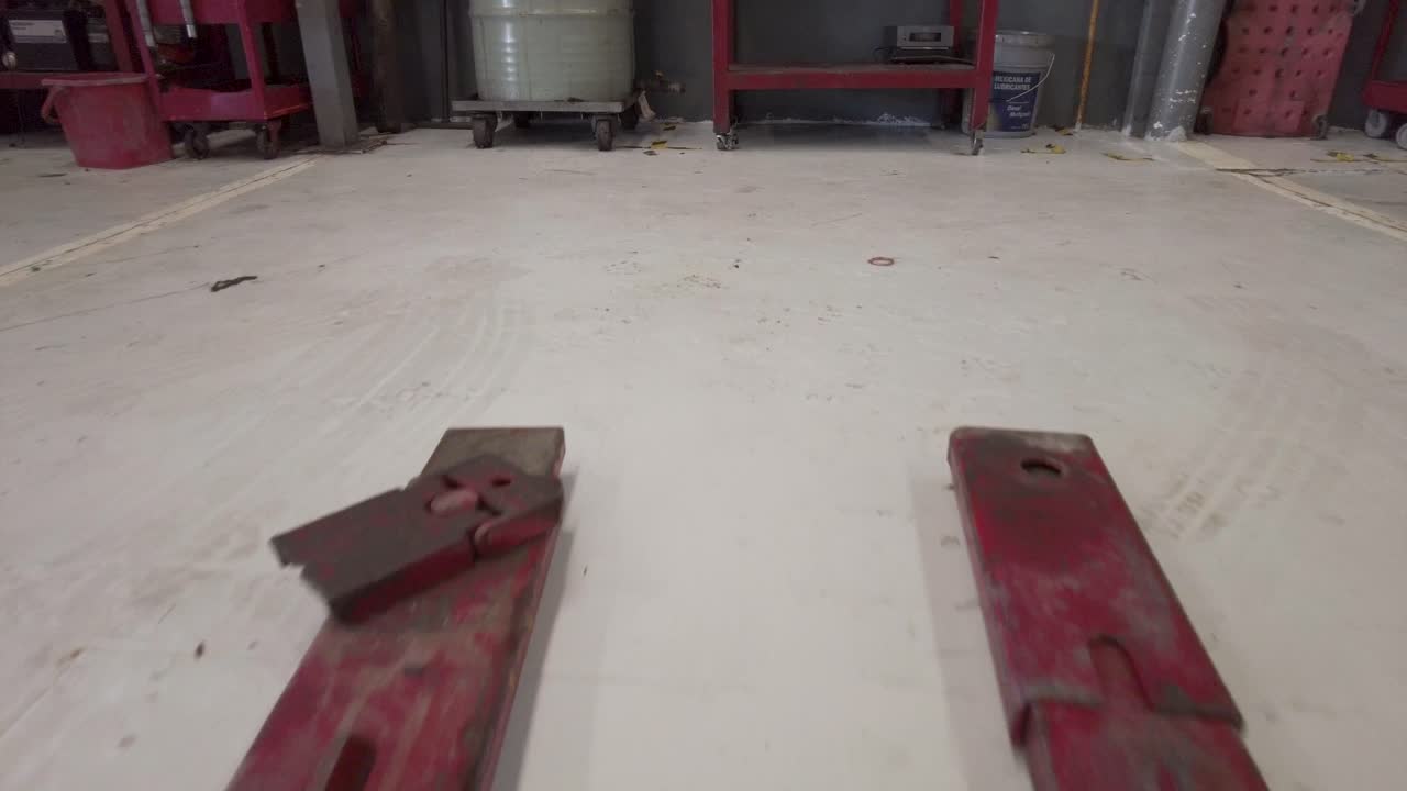 elevador de automóviles rojo utilizado para reparar automóviles de servicio en una estación de taller en méxico, américa latina