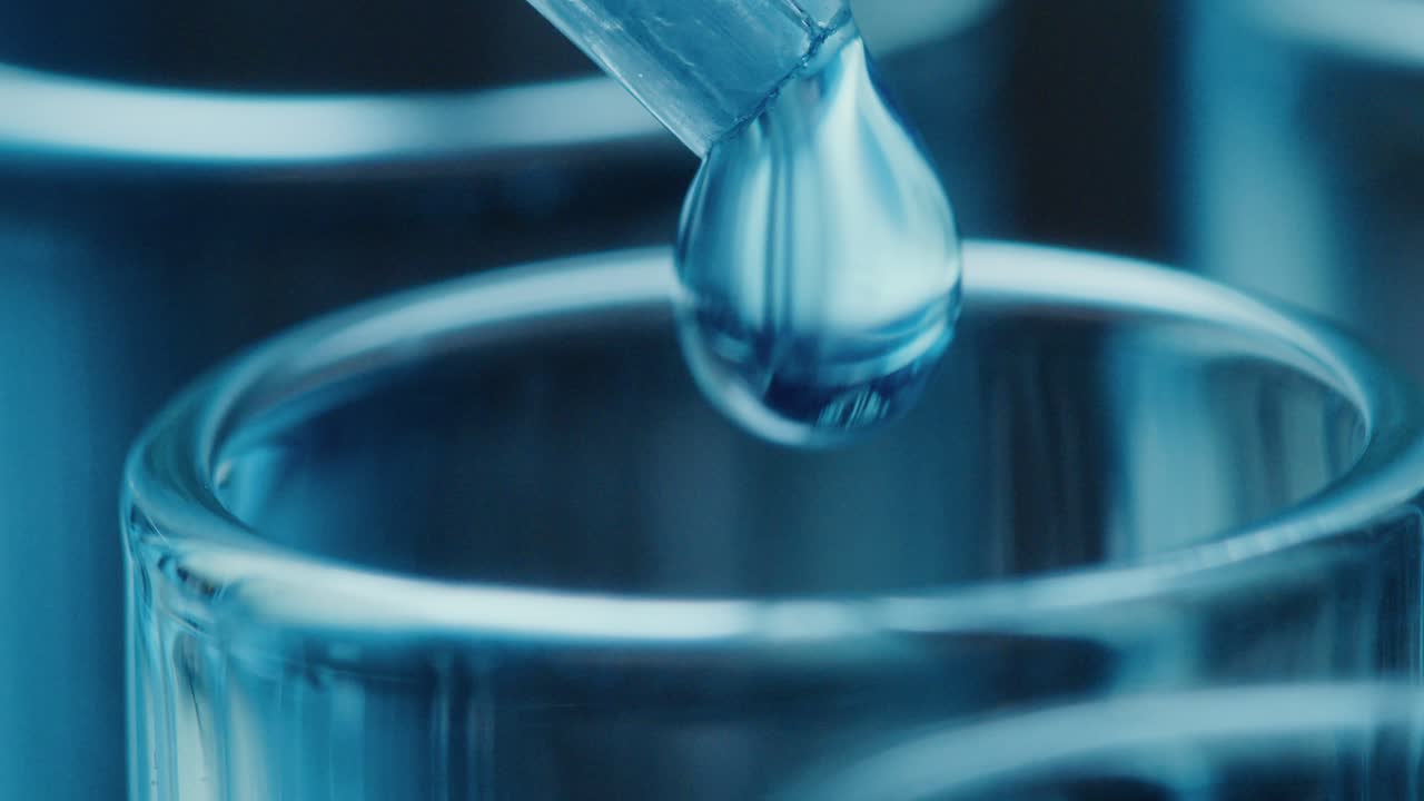 시험 튜브에 액체를 피팅합니다.