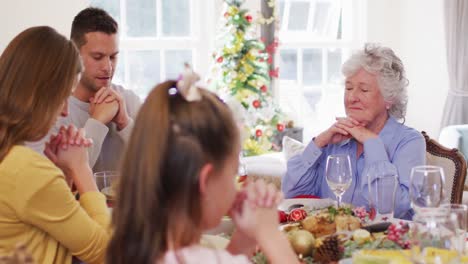 Kaukasische-Familie-Sitzt-Am-Esstisch-Und-Betet-Gemeinsam-Vor-Dem-Mittagessen