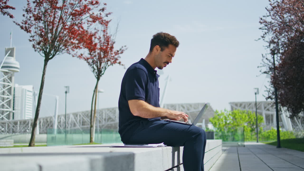 심각한 감독 문자 컴퓨터 반이는 도시 거리 프리랜서 작업 노트북