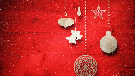 composición de video con nieve sobre adornos de navidad en madera