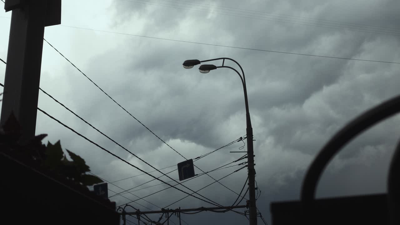 Timelapse de nuvens de trovoada na cidade
