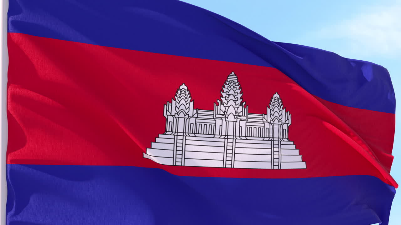 Flagge Kambodschas weht in Zeitlupe vor blauem Himmel