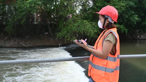 ingenieros ambientales trabajan en plantas de tratamiento de aguas residuales