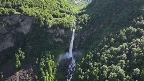 Vista-Aérea-De-La-Cascada-En-El-Valle-De-Maggiatal,-Tesino,-Suiza,-Rodeada-De-Naturaleza-Y-Montañas