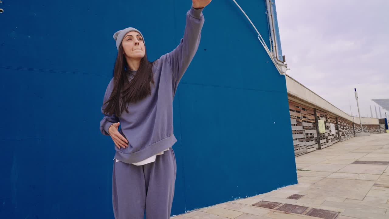 도시 환경에서 춤을 추는 여성