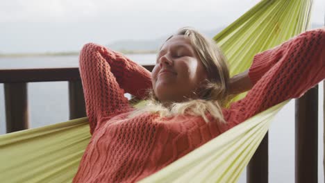 mujer caucásica pasando un buen rato en un viaje a las montañas, sonriendo