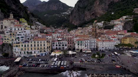 Aerial-Approach-of-Amalfi-Town-on-Tyrrhenian-Sea-Coast-in-Italy,-Establishing