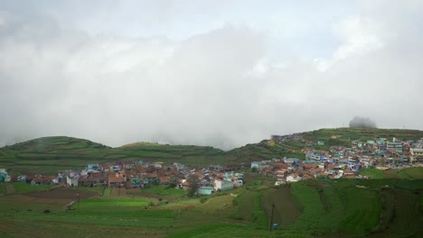 Vista-Aérea-Panorámica-Del-Pintoresco-Pueblo-Rural-Poombarai-En-Las-Colinas-De-Kodai