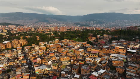 un avión no tripulado disparado sobre el soleado distrito 13 de la comuna, por la noche en medellín, colombia
