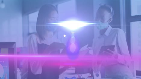animación de puntos de luz sobre diversas personas de negocios hablando