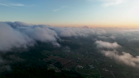 increíble vista aérea del paisaje verde con nubes durante el amanecer