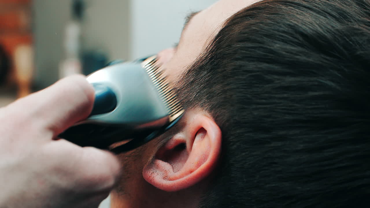 peluquero hábil cortando el cabello masculino en la barba. arreglando la barba en la barbería