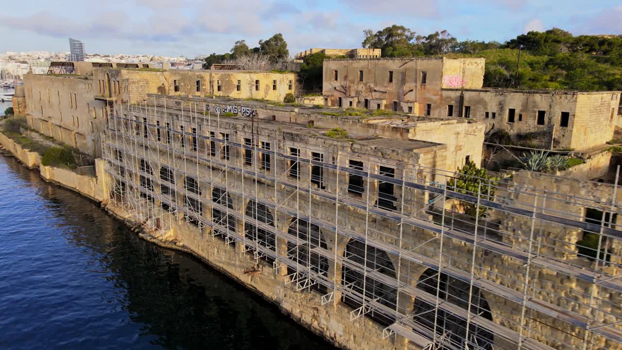 Vista aerea da drone del complesso abbandonato del Lazzaretto con impalcature sull'isola di Manoel a Malta