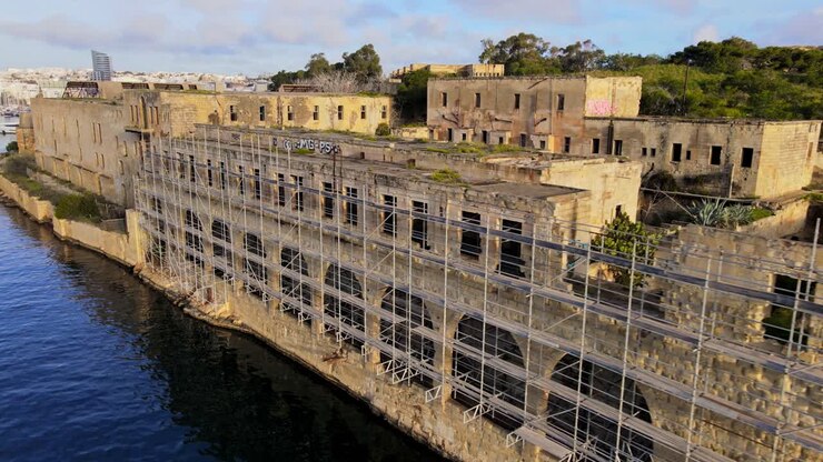 Vista aerea da drone del complesso abbandonato del Lazzaretto con impalcature sull'isola di Manoel a Malta
