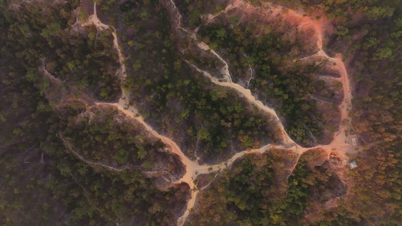 Ripresa sopraelevata di un paesaggio di canyon accidentato all'alba a Pai, Thailandia