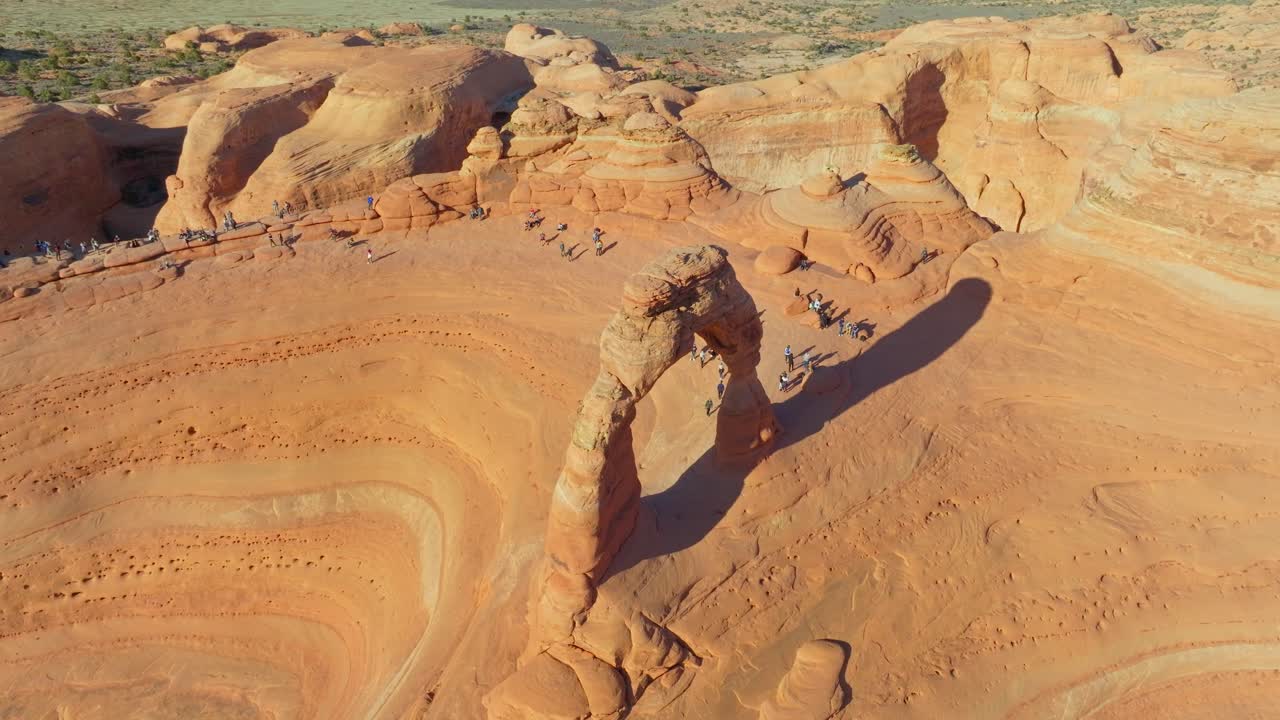 미국 유타 주 아치스 국립공원 (arches national park, utah) 의 모래암 암석을 향해 산책하는 사람들의 공중 사진