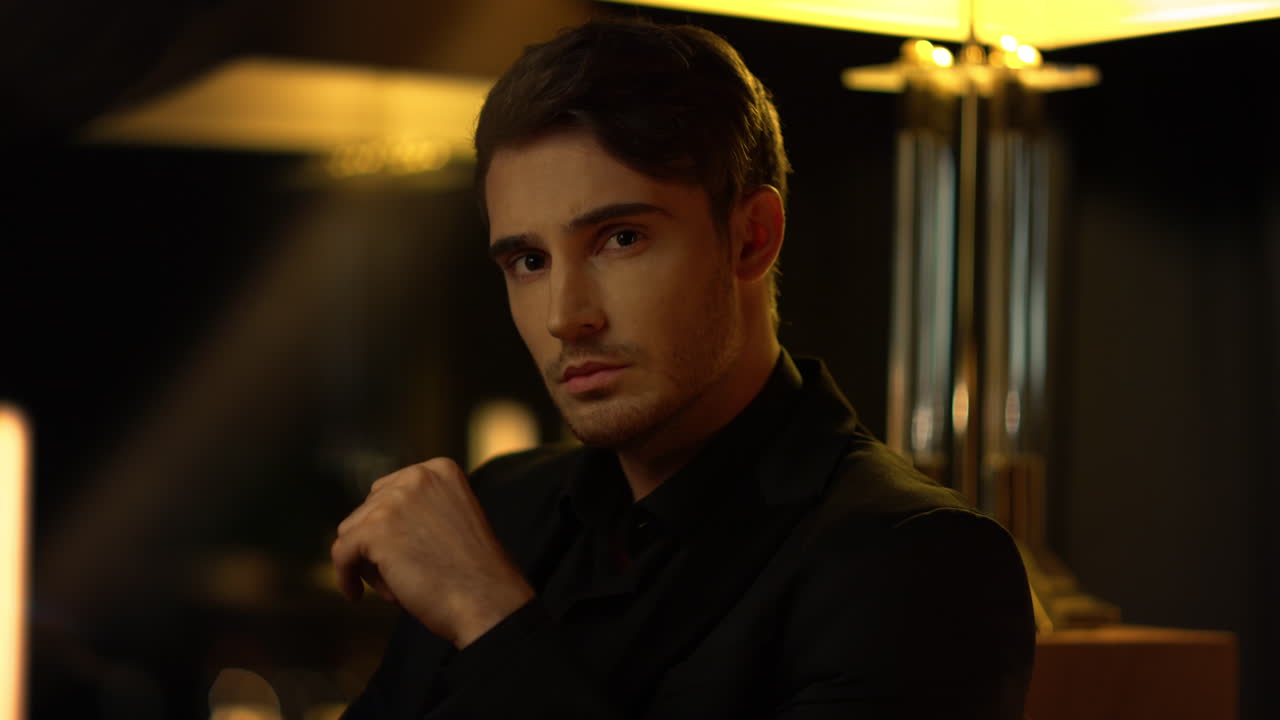 럭셔리 인테리어 방에서 관찰하는 야심찬 남자, 실내에서 휴식을 취하는 매력적인 남자.