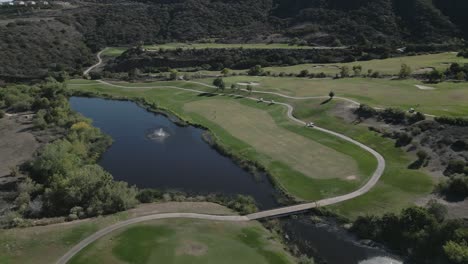 Drohne-Schwenkt-Um-Die-Corona-Landschaft-Des-Eagle-Glen-Golf-Club