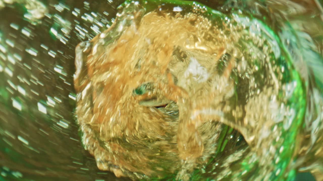 salpicando el vaso de cerveza gaseosa en súper cámara lenta. el chorro de la bebida girando en la copa