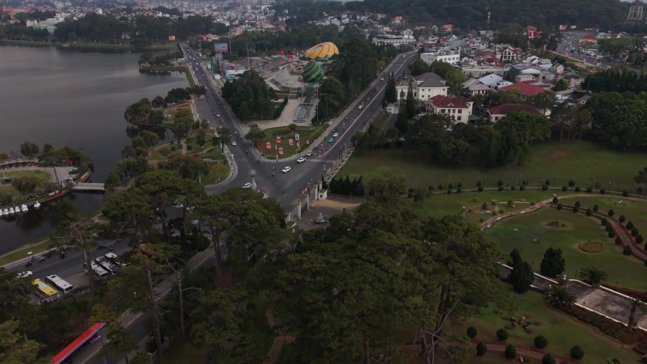 Việt Nam, Đà Lạt, Toàn cảnh từ trên cao đại lộ chính dẫn đến Đài phun nước Tưởng niệm, drone bay theo đại lộ rợp bóng cây, những khu vườn hình học, giao thông thưa thớt, lý tưởng để kể chuyện về đô thị và du lịch.