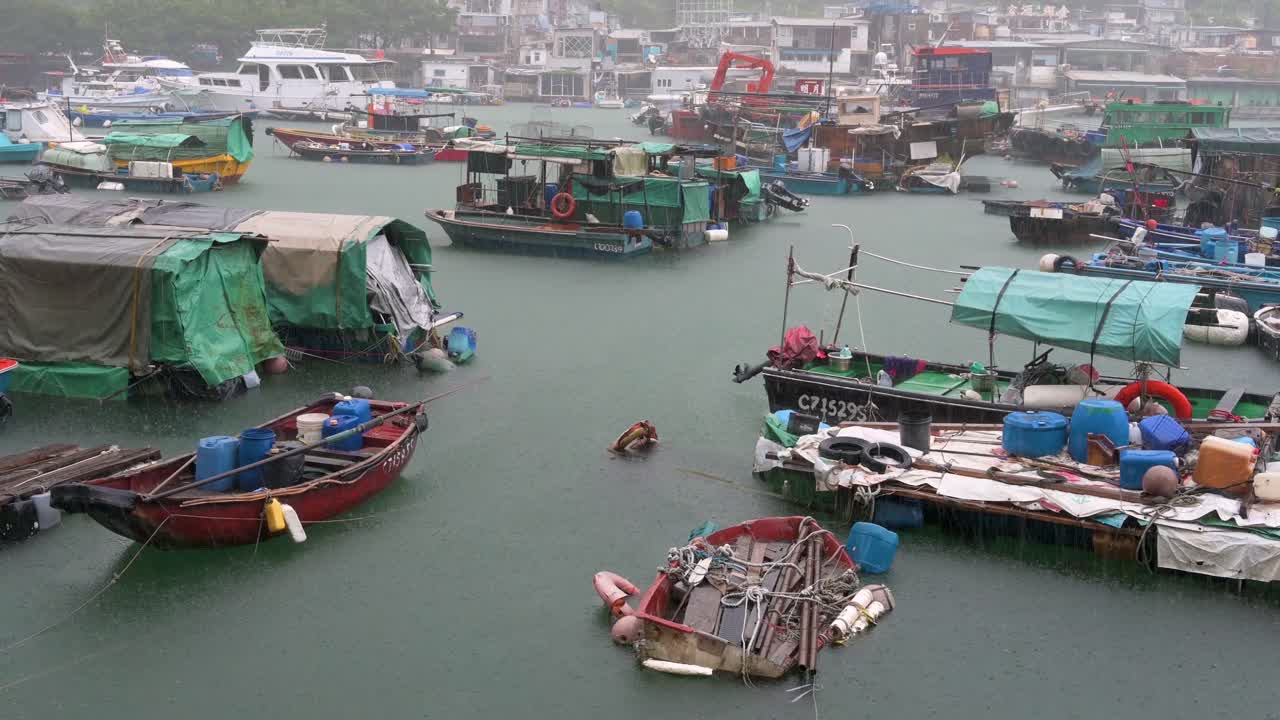 63 마일의 바람을 지속하고 홍콩의 도시를 손상시킨 심한 열대성 태풍 폭풍 신호 t8 ma-on 동안 폭우 아래 어선이 주둔하고 있습니다.