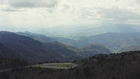 Luftaufnahme-Des-Waterrock-Knob-Parkplatzes-Mit-Blick-Auf-Die-Malerischen-Blue-Ridge-Mountains