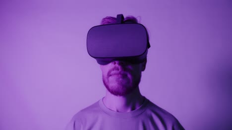 hombre con auriculares vr en luz púrpura