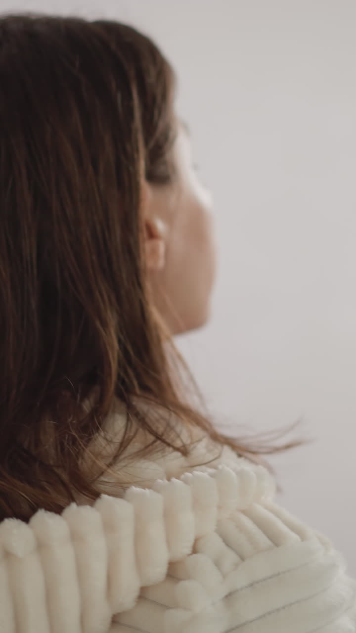 여자는 거울을 따라 복도를 따라 니다. 매력적인 여성은 샤워 후 스폰지로 피부를 보습하기 위해 화장품을 즐기는 아름다움의 날을 가지고 있습니다.