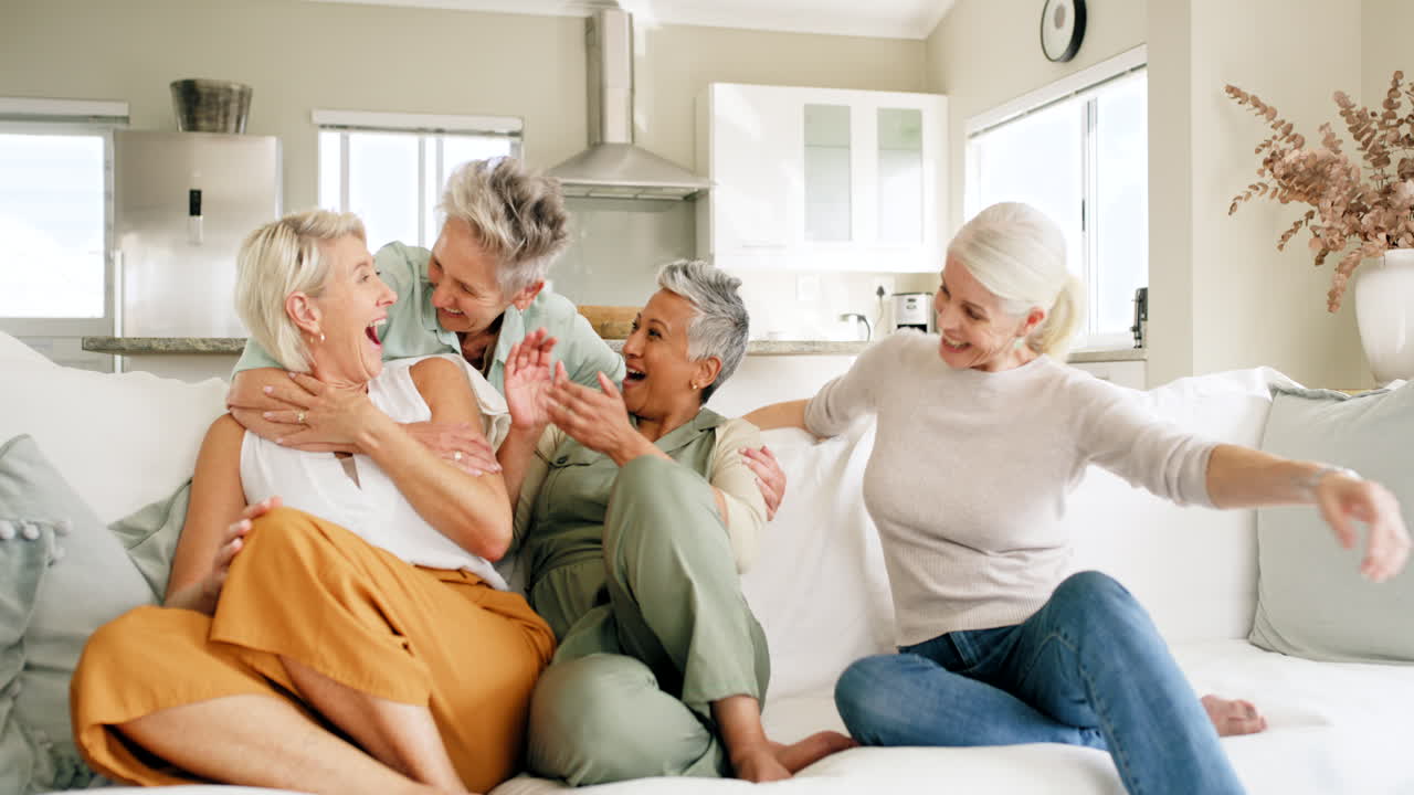 친구들, 놀라움과 행복은 집 소파에 있는 동안