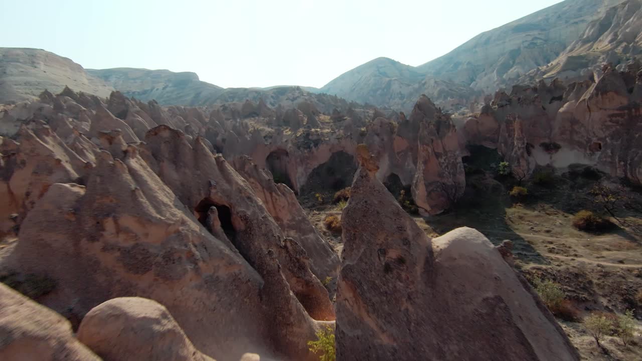 fpv de la pintoresca región de capadocia en turquía