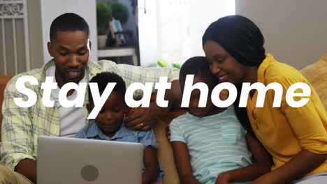 animación de quedarse en casa texto sobre padres con hijo e hija usando computadora portátil en casa