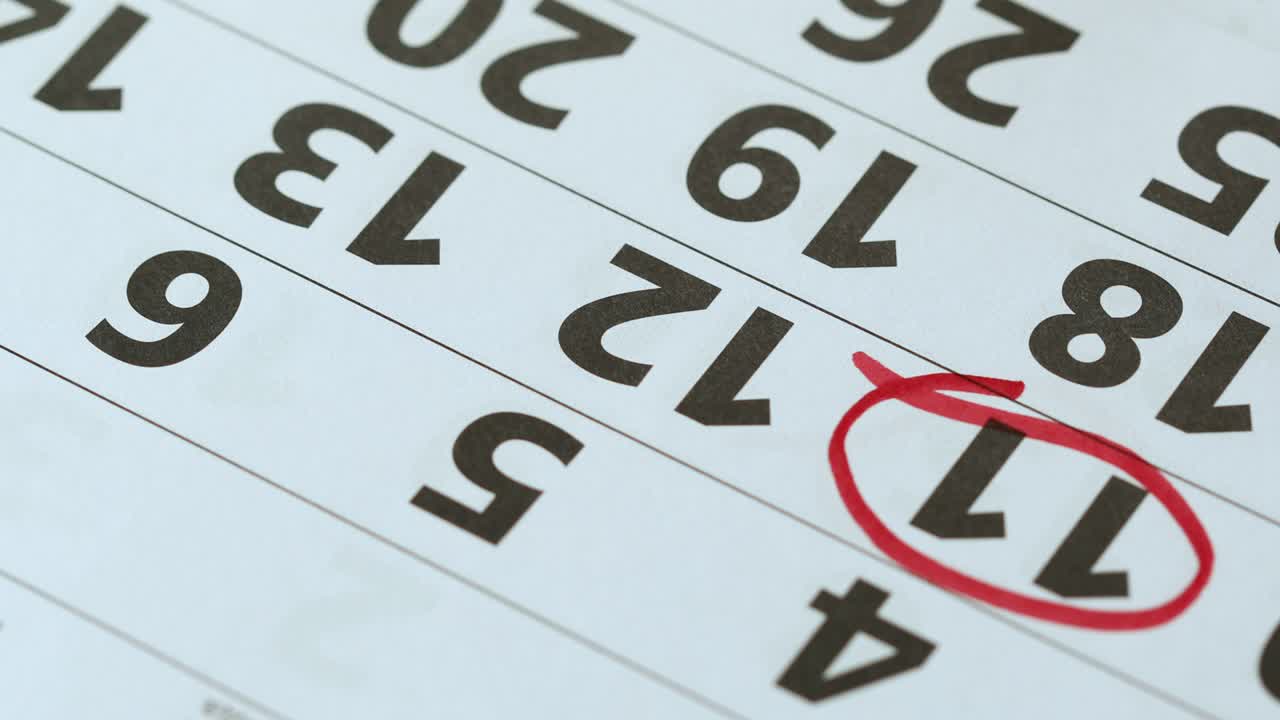 책상 위에 언급 된 연간 달력