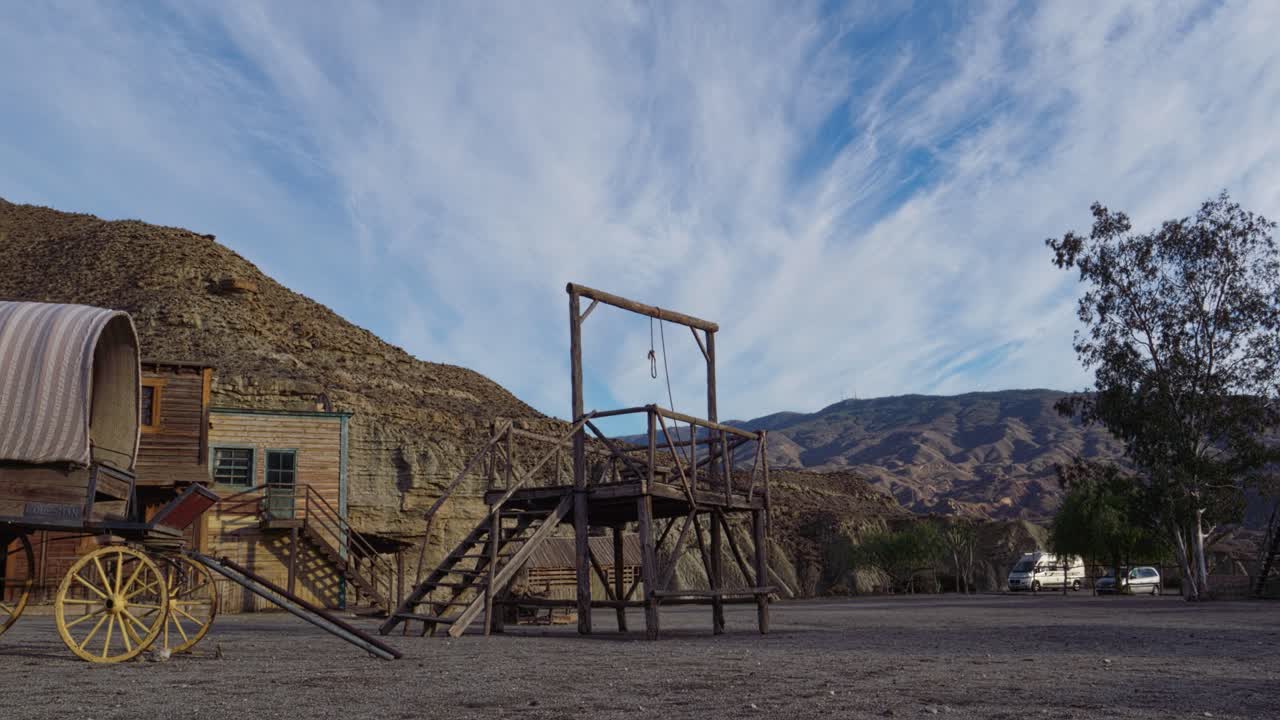 Set cinematografico di una vecchia città western con patibolo in un paesaggio desertico