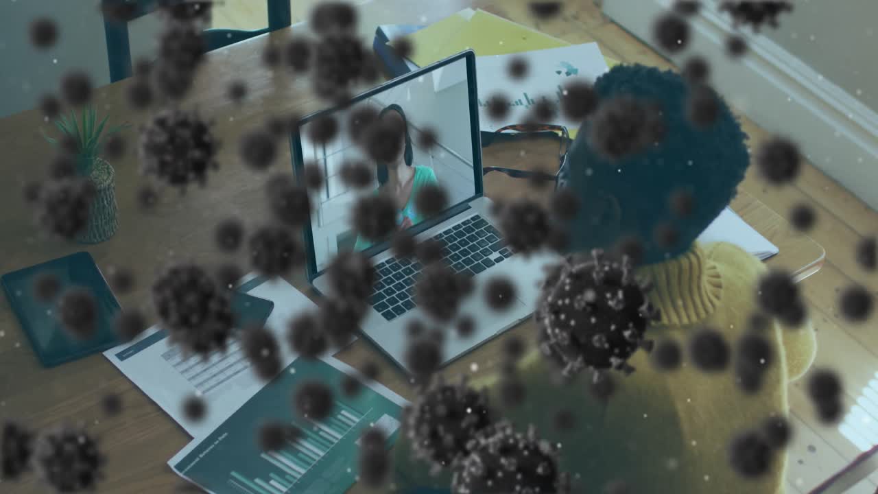 animación de las células de covid 19 sobre una mujer de negocios en una videollamada portátil