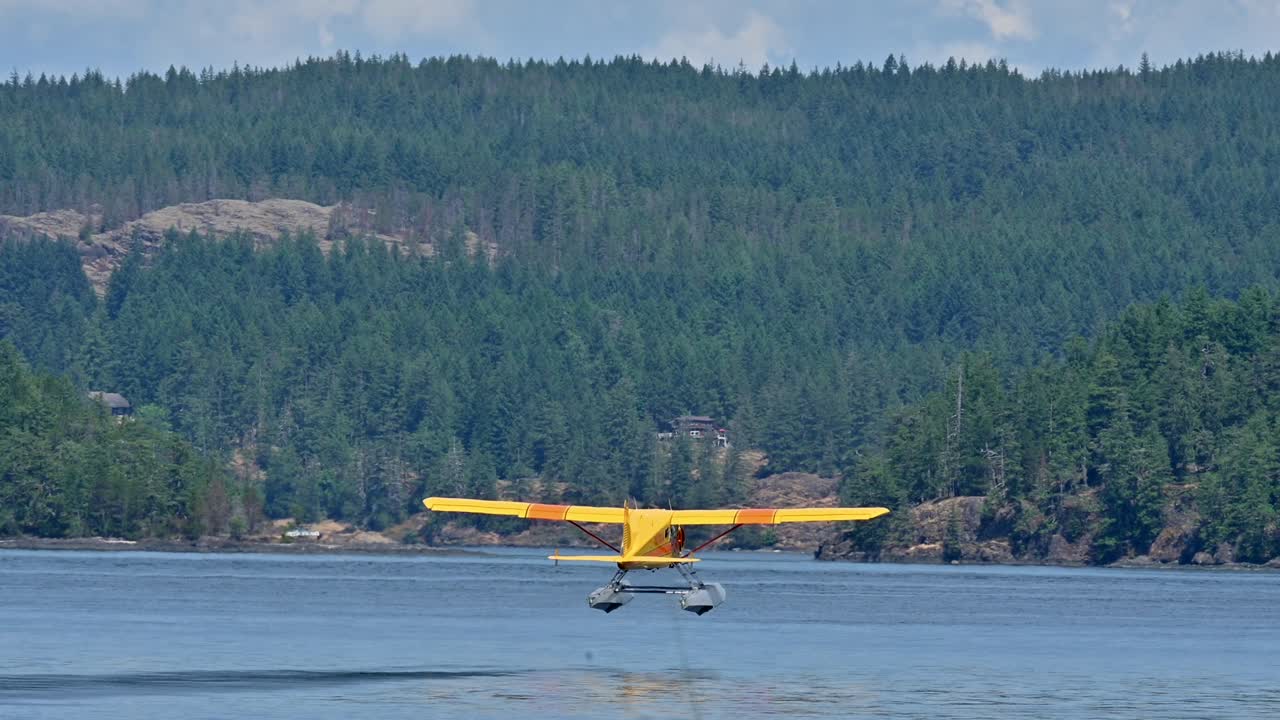 캠벨 리버, bc에서 해상 비행기가 이륙하고 있습니다.